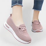 Lightweight sports shoes with a flexible sole