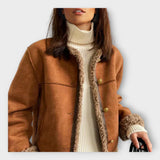 Elegant leather jacket with warm lining and classic style