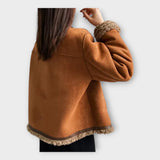 Elegant leather jacket with warm lining and classic style